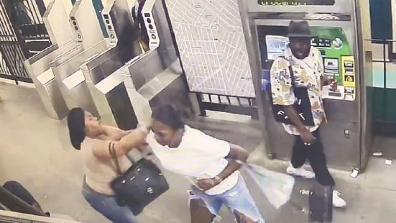 Theret disa herë më thikë në metronë e New Yorkut, gruaja nuk i mbijeton plagëve të marra – kamerat e sigurisë filmojnë gjithçka