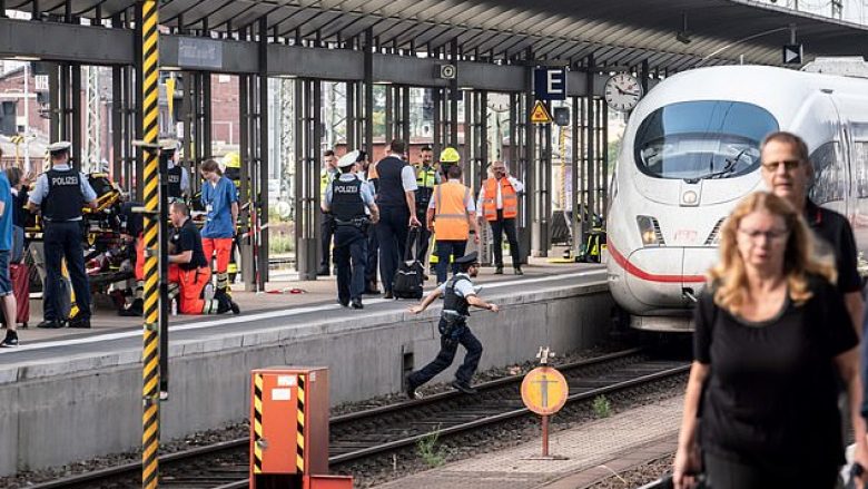 E shtyjnë në shinat e trenat, humb jetën fëmija tetëvjeçar në Gjermani