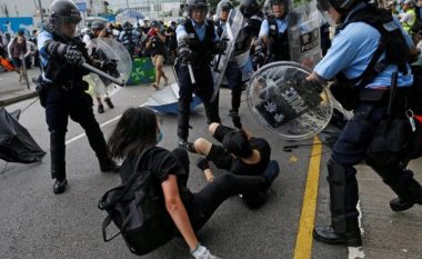 Përleshje mes policisë dhe protestuesve në Hong Kong