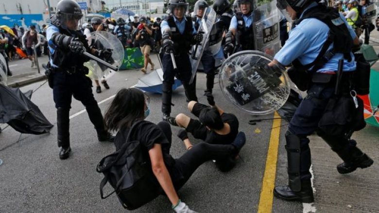 Përleshje mes policisë dhe protestuesve në Hong Kong