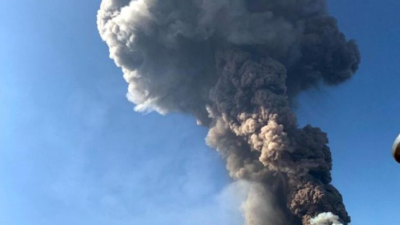 Shpërthen vullkani në Itali, vdes një person