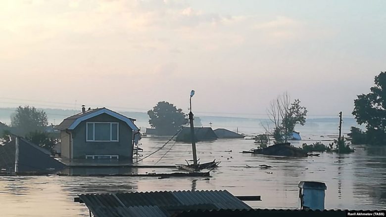 Përmbytje masive në Rusi, 18 të vdekur (Video)