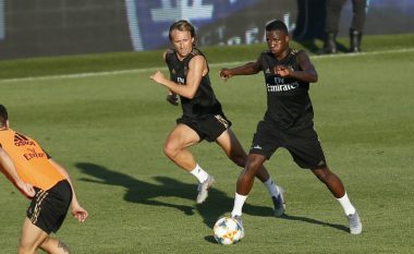 Zidane po e provon Viniciusin në krahun e djathtë të sulmit të Realit