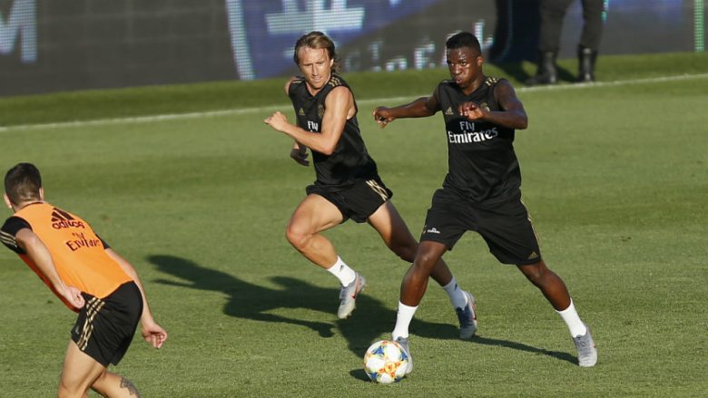 Zidane po e provon Viniciusin në krahun e djathtë të sulmit të Realit