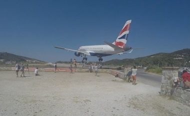 Fluturon pak mbi kokat e tyre, momenti kur turistët në Greqi “i lirojnë rrugën” aeroplanit