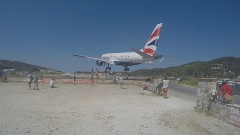 Fluturon pak mbi kokat e tyre, momenti kur turistët në Greqi “i lirojnë rrugën” aeroplanit