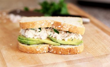 Sandviç i shijshëm me tuna dhe avokado