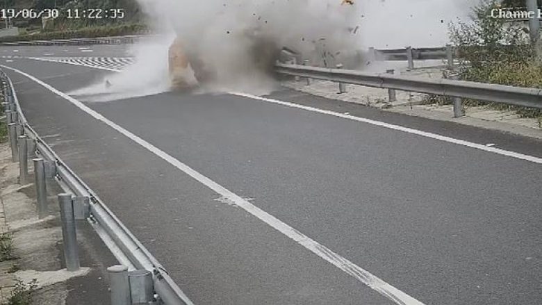 Shtatzëna që po voziste me 100 km/h përplaset me rrethojat mbrojtëse, shpëton mrekullisht kinezja (Video, +18)