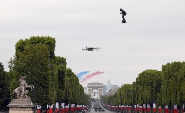 “Ushtari fluturues” dhuron spektakël në “Ditën e Bastijës”