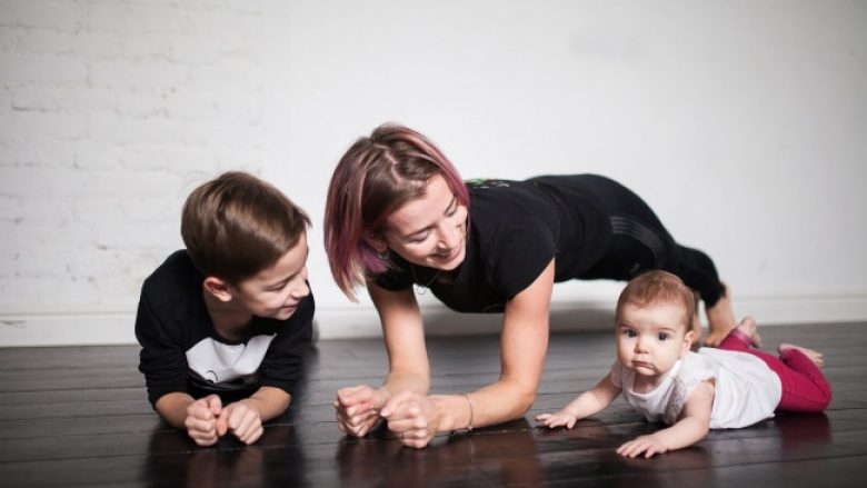 Nëna e tre fëmijëve tregon si ta riktheni formën pas shtatzënisë