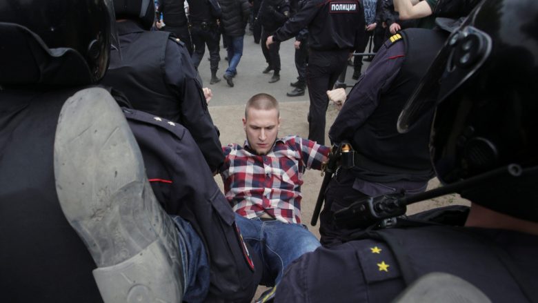 Mbi 300 persona arrestohen në Moskë