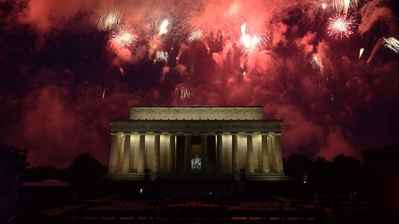 Tanke, aeroplanë, helikopterë e fishekzjarre, atmosferë impozante në festën e 4 korrikut në SHBA (Foto/Video)