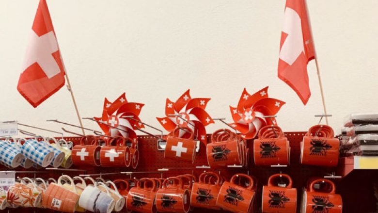 “Dita Kombëtare e Zvicrës festohet edhe me simbole shqiptare” – vendosja e aksesorëve në një shitore bëhet lajm në mediat zvicerane