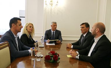 Thaçi takon përfaqësues të KDTP dhe VAKAT, thotë se Kosovës i duhet një qeveri funksionale