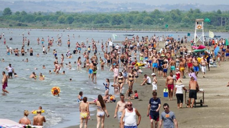 Turistët nga Kosova besnikë të bregdetit shqiptar, mbi 213 mijë vetëm në një muaj