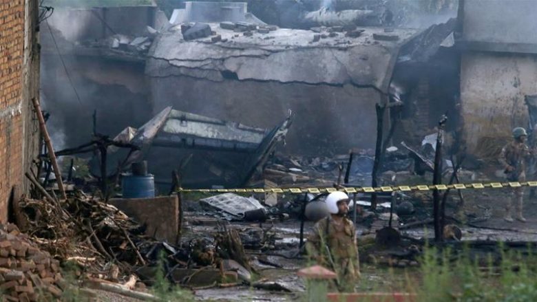Aeroplani rrëzohet në një vendbanim pakistanez, disa të vdekur