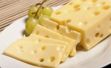 E dini përse djathi zviceran ka vrima? Përgjigja do t’ju befasojë