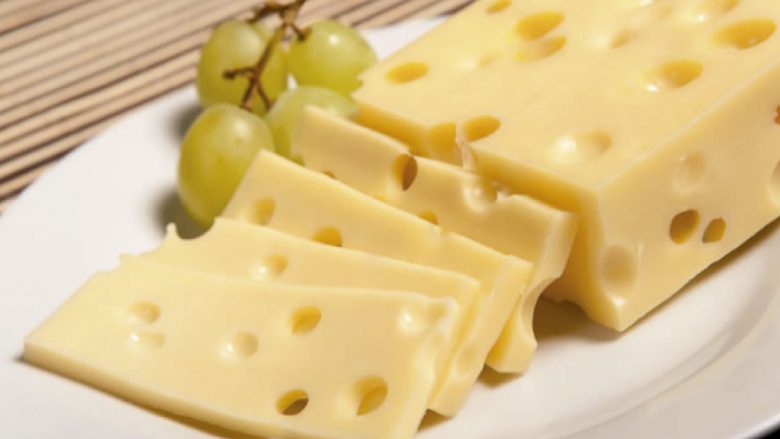E dini përse djathi zviceran ka vrima? Përgjigja do t’ju befasojë