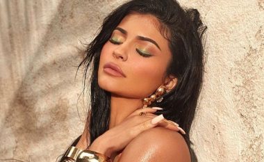 Kylie Jenner për një postim në Instagram fiton 1.2 milion dollarë