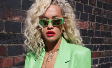 Rita Ora shfaq linjat para pasqyrës