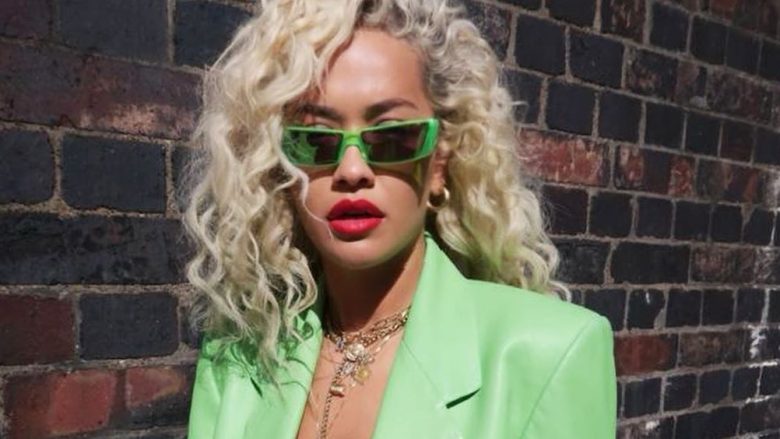 Rita Ora shfaq linjat para pasqyrës