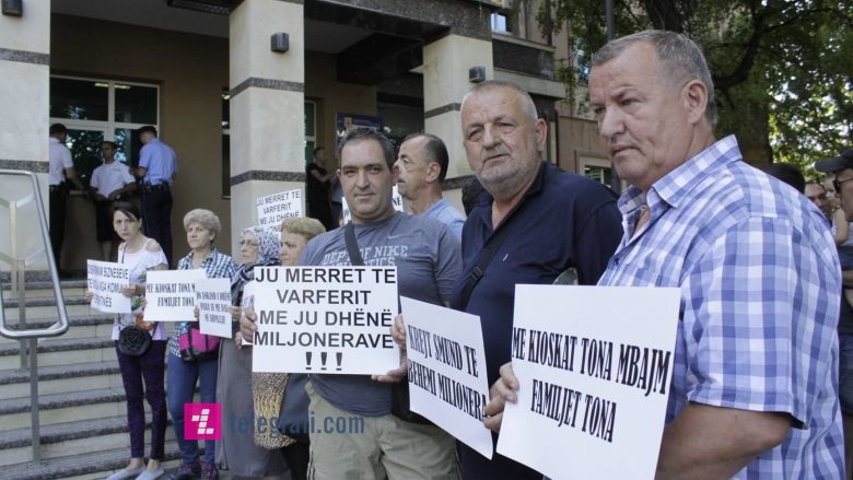 Protestojnë pronarët e kioskave, kundërshtojnë ankandin e Komunës së Prishtinës