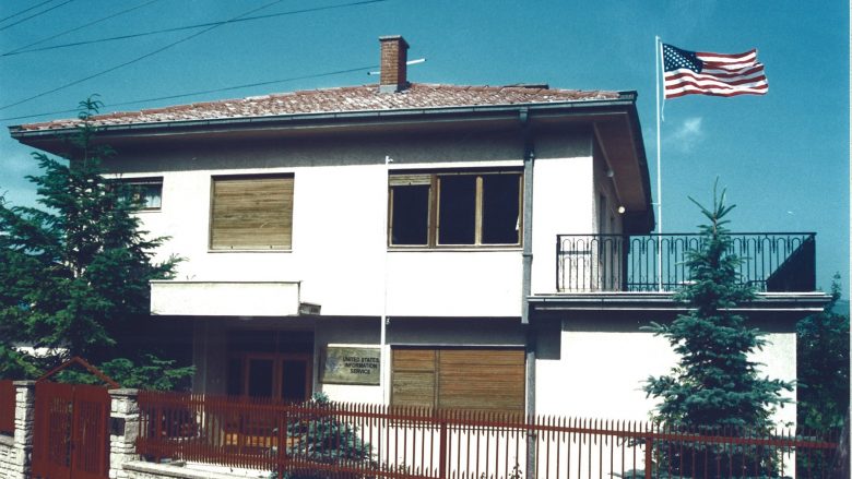 Pamje nga hapja e Zyrës së parë amerikane në Prishtinë më 1996 (Foto/Video)