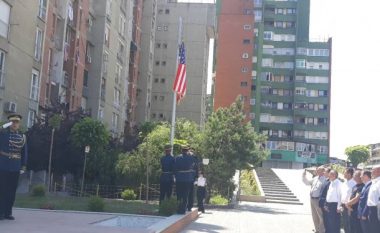 Garda ceremoniale e FSK-së nderon pavarësinë e Amerikës, ngritin flamurin amerikan në Prishtinë