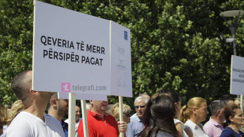 Punëtorët e Lotarisë së Kosovës protestojnë para Qeverisë