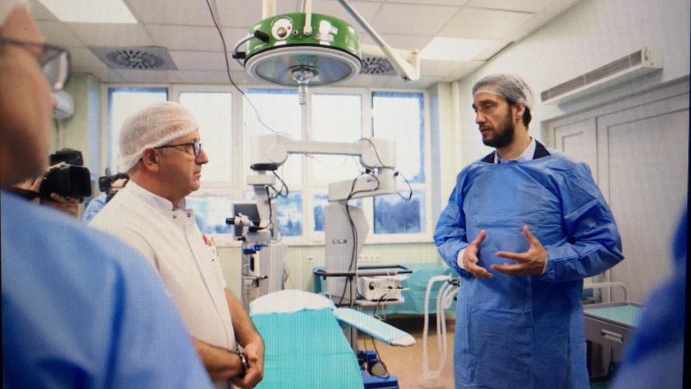 Ismaili përuron pajisjet e reja në Klinikën e Oftamologjisë