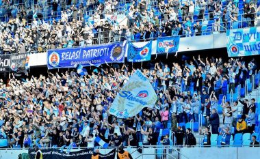 Tifozët e Slovan Bratislavës nuk u ndalën me provokime: Baner skandaloz dhe thirrje raciste kundër shqiptarëve të Feronikelit