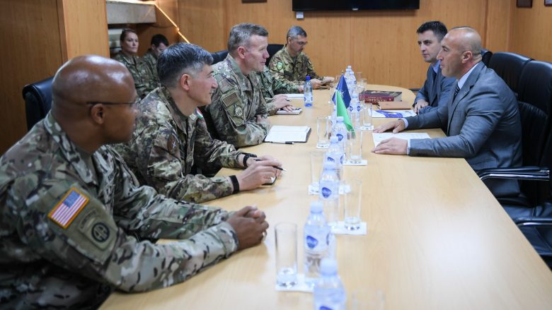 Haradinaj takohet me komandantin e NATO-së, flasin për anëtarësimin e Kosovës në Paktin Veri-Atlantik