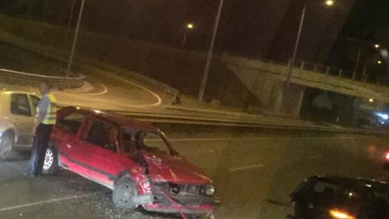 Tre persona lëndohen në një aksident trafiku në magjistralen Prishtinë-Pejë