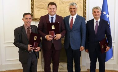 Thaçi dekoron këngëtarët Arif Vladi, Nikollë Nikprelaj dhe Përparim Tomçinin