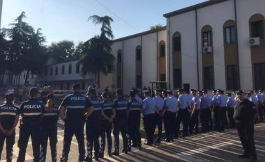 Policia rrethon Teatrin Kombëtar në Tiranë, nis largimi i orendive nga godina