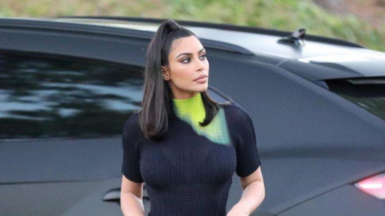 Kim Kardashian me pantallona lëkure edhe ditëve me vapë