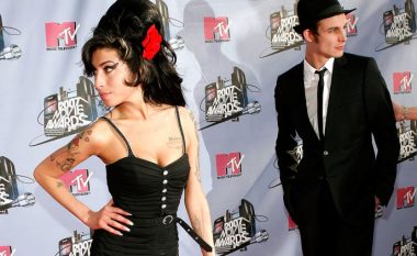 Tetë vjet pas vdekjes së Winehouse, ish-bashkëshorti i këngëtares kërkon një milion funte nga pasuria e saj