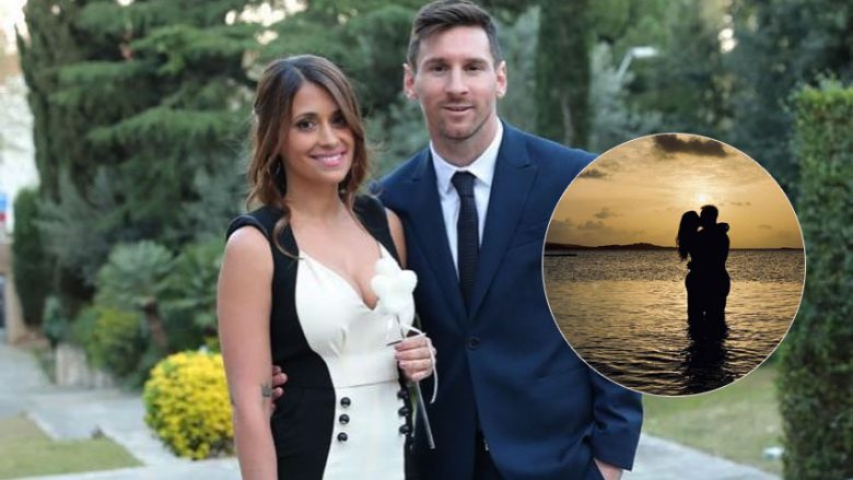 Messi dhe Antonela ndajnë një çast romantik nga pushimet