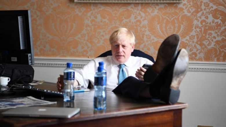 Kritiku i artit analizon fotot e para të Borisit si kryeministër: Bosh!
