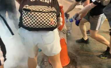 Demonstruesit në Hong Kong kanë gjetur mënyrën se si t’i fikin bombolat e gazit lotsjellës