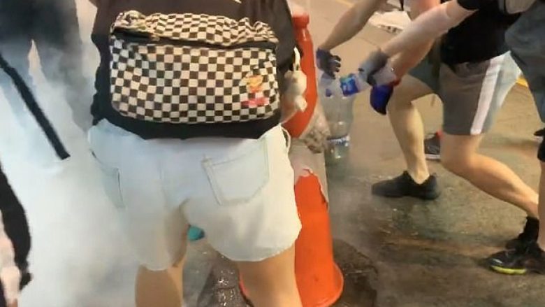 Demonstruesit në Hong Kong kanë gjetur mënyrën se si t’i fikin bombolat e gazit lotsjellës