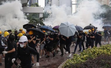 Demonstruesit në Hong Kong shfrytëzuan çadrat që të mbrohen nga gazi lotsjellës