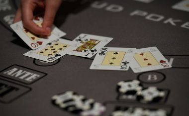 Facebook e ka krijuar algoritmin që i mundë në poker, deri gjashtë lojtarë në të njëjtën kohë
