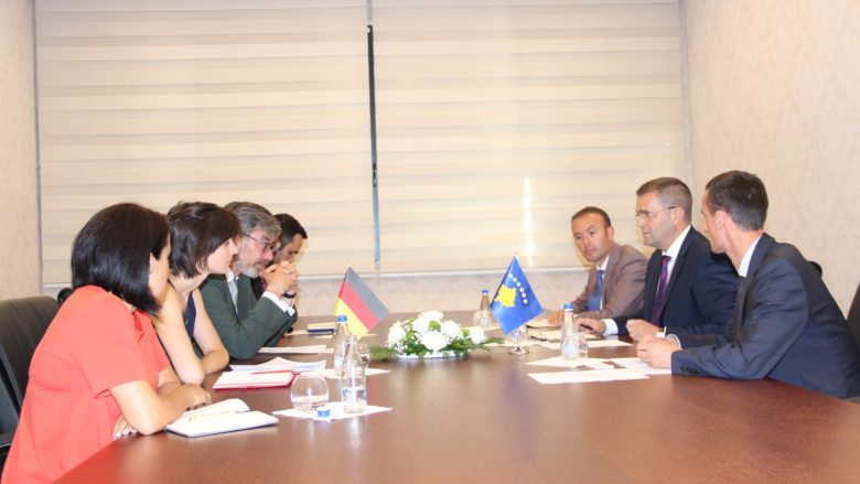 Guvernatori Mehmeti priti në takim ambasadorin e Gjermanisë në Kosovë, Christian Heldt