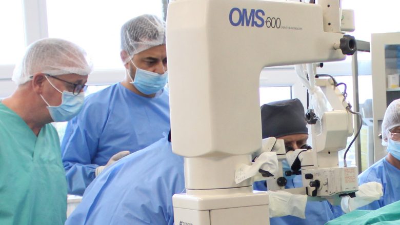 QKUK: Kryhet me aparaturë të re operacioni në segmentin e pasmë të syrit
