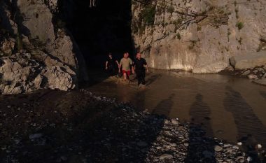 Dëshmia e njërit prej turistëve në kanionin e Holtës: Shpëtuam njëri-tjerin, vajzën e pamë që e mori uji