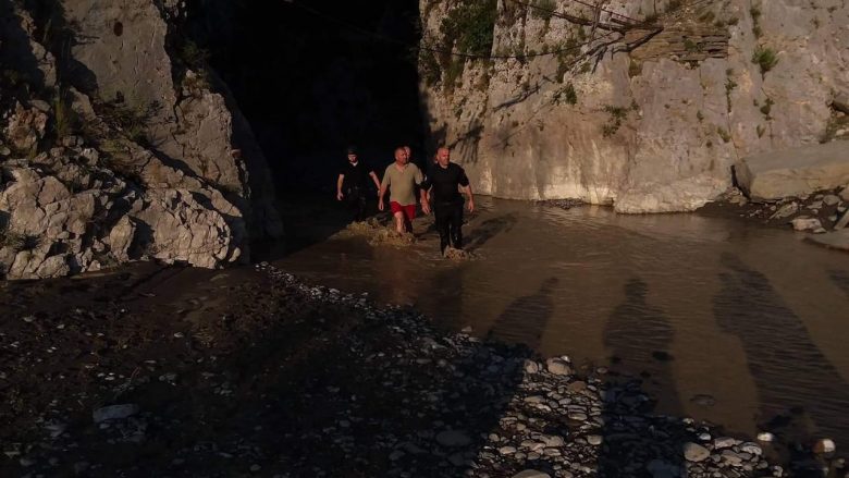 Dëshmia e njërit prej turistëve në kanionin e Holtës: Shpëtuam njëri-tjerin, vajzën e pamë që e mori uji