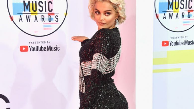 Bebe Rexha vë në pah të pasmet atraktive nga pishina