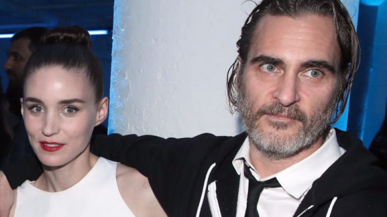 Joaquin Phoenix dhe Rooney Mara fejohen pas tri vitesh njohje së bashku