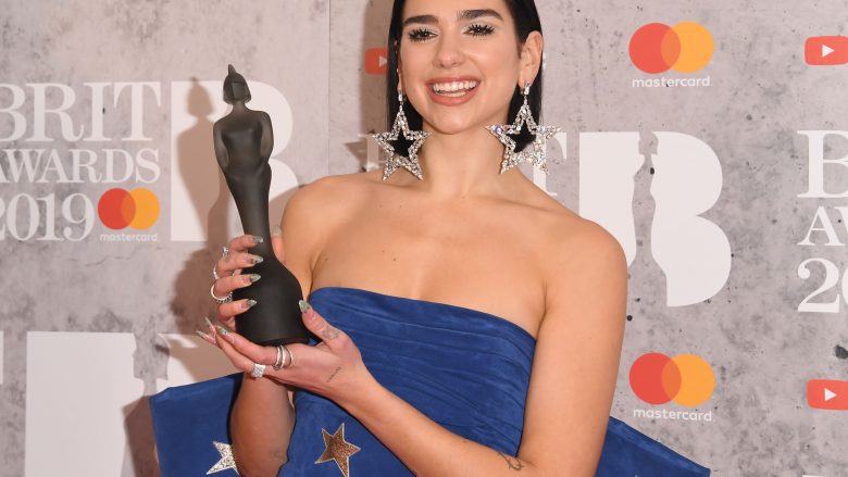 E mbështjellë me flamurin kombëtar, Dua Lipa numëron ditët për ardhjen në Prishtinë